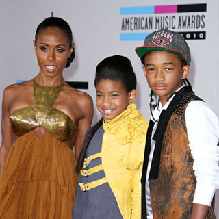 Jada Pinkett Smith, Willow Smith, Jaden Smith in 2010 American Music Awards - Arrivals