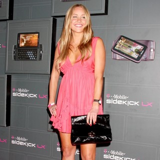 Amanda Bynes in T-Mobile Sidekick LX Launch - Arrivals