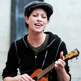Amanda Palmer Plays An Intimate Outdoor Gig - amanda-palmer-plays-an-intimate-outdoor-gig-02