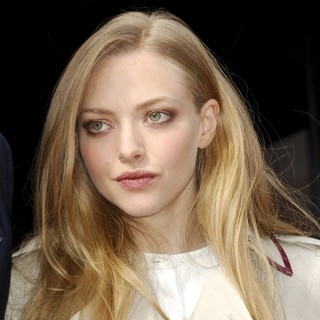 Amanda Seyfried in Hugh Jackman Is Honoured with A Hollywood Star on The Hollywood Walk of Fame - amanda-seyfried-hugh-jackman-walk-of-fame-03
