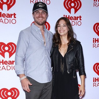 Stephen Amell, Kristin Kreuk in 2012 iHeartRadio Music Festival - Day 2 - Arrivals