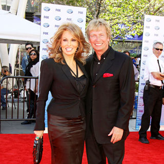 Raquel Welch, Nigel Lythgoe in The American Idol Season 9 Finale - Arrivals