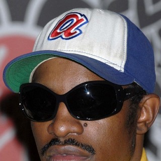 Andre Benjamin in Outkast Promoting and Signing Their CD Idlewild - andre-benjamin-outkast-promoting-and-signing-cd-idlewild-01