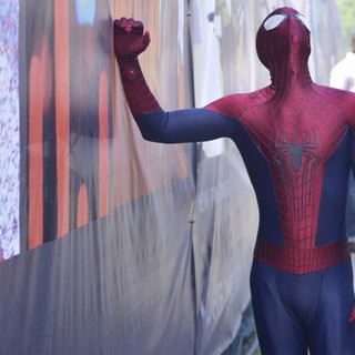 Andrew Garfield in On The Set of The Amazing Spider-Man 2 - andrew-garfield-on-set-the-amazing-spider-man-2-05