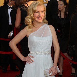 Angela Kinsey in The 18th Annual Screen Actors Guild Awards - Arrivals