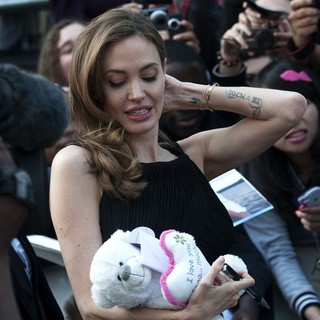Angelina Jolie in UK Film Premiere of World War Z - Arrivals - angelina-jolie-uk-premiere-world-war-z-10