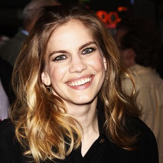 Anna Chlumsky in Opening Night of The Off-Broadway Play Lonely, I'm Not - Arrivals - anna-chlumsky-opening-night-lonely-i-m-not-01