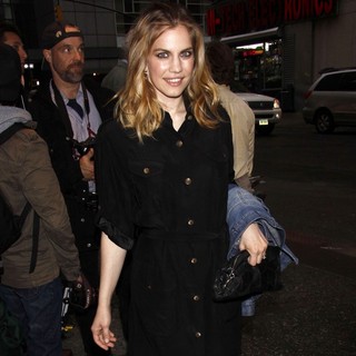 Anna Chlumsky in Opening Night of The Off-Broadway Play Lonely, I'm Not - Arrivals - anna-chlumsky-opening-night-lonely-i-m-not-02