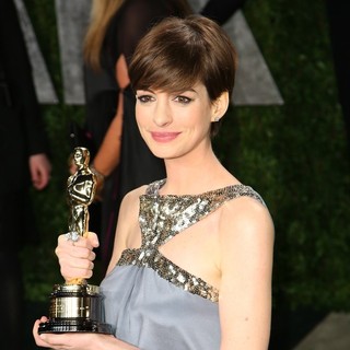 Anne Hathaway in 2013 Vanity Fair Oscar Party - Arrivals