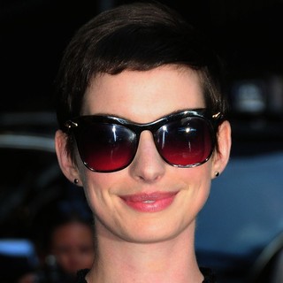 Anne Hathaway in The Late Show with David Letterman - Arrivals