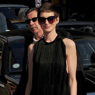 Anne Hathaway in The Late Show with David Letterman - Arrivals