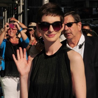 Anne Hathaway in The Late Show with David Letterman - Arrivals