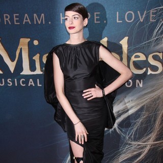 Anne Hathaway in Les Miserables New York Premiere - Arrivals
