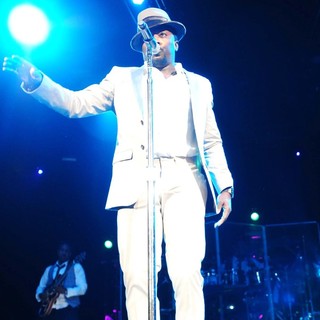 Anthony Hamilton in Anthony Hamilton Performs Live During The Budweiser Superfest