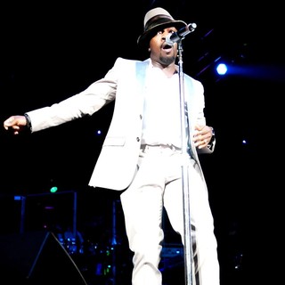 Anthony Hamilton in Anthony Hamilton Performs Live During The Budweiser Superfest