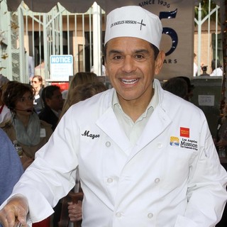 Antonio Villaraigosa in 75th Anniversary of The Los Angeles Mission Serving Thanksgiving Dinner to The Homeless