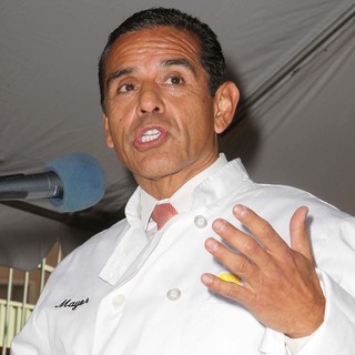 Antonio Villaraigosa in The Los Angeles Mission's Thanksgiving for Skid Row Homeless