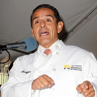 Antonio Villaraigosa in The Los Angeles Mission's Thanksgiving for Skid Row Homeless