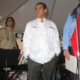 Antonio Villaraigosa in The Los Angeles Mission's Thanksgiving for Skid Row Homeless