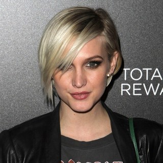 Ashlee Simpson in Escape to Total Rewards Los Angeles