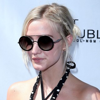 Ashlee Simpson Hosts Fiji Water Summer Soak Las Vegas - ashlee-simpson-hosts-fiji-water-summer-soak-01