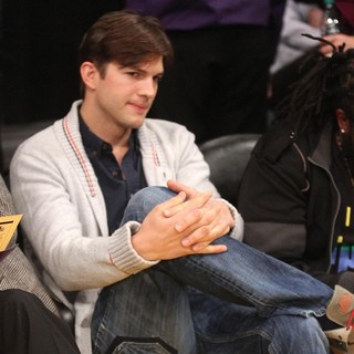 Ashton Kutcher in Celebrities Watch The LA Lakers Play Minnesota Timberwolves - ashton-kutcher-watch-the-la-lakers-play-minnesota-timberwolves-01