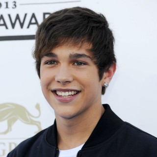 Austin Mahone in 2013 Billboard Music Awards - Arrivals - austin-mahone-2013-billboard-music-awards-01
