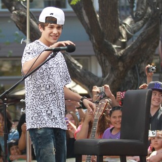 Austin Mahone Films Extra - austin-mahone-extra-01