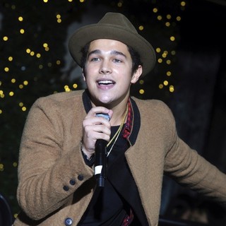 The Lord and Taylor NYC 2015 Holiday Windows Unveiling with Austin Mahone