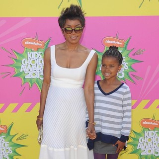 Angela Bassett in Nickelodeon's 26th Annual Kids' Choice Awards - Arrivals - bassett-vance-26th-annual-kids-choice-awards-01