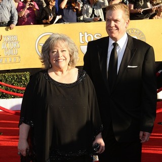 Kathy Bates in The 18th Annual Screen Actors Guild Awards - Arrivals - bates-mcdonald-18th-annual-screen-actors-guild-awards-02