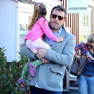 Ben Affleck Takes His Daughter to Brentwood Country Mart to Grab A Coffee - ben-affleck-to-brentwood-country-mart-02
