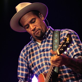 Ben Harper Performing at 10 Giorni Suonati Festival - ben-harper-10-giorni-suonati-festival-09