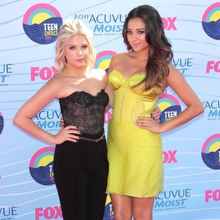 Ashley Benson, Shay Mitchell in The 2012 Teen Choice Awards - Arrivals