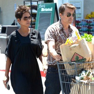 Halle Berry and Olivier Martinez Are Spotted Leaving Bristol Farms - berry-martinez-leaving-bristol-farms-01