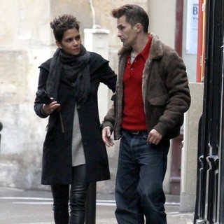 Halle Berry, Olivier Martinez in Halle Berry and Olivier Martinez Out for A Walk