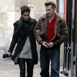 Halle Berry, Olivier Martinez in Halle Berry and Olivier Martinez Out for A Walk