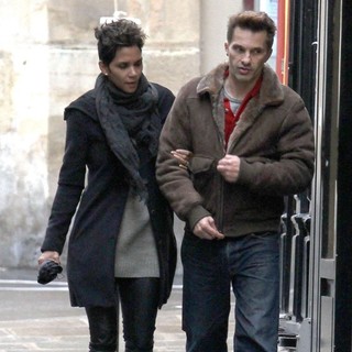 Halle Berry, Olivier Martinez in Halle Berry and Olivier Martinez Out for A Walk