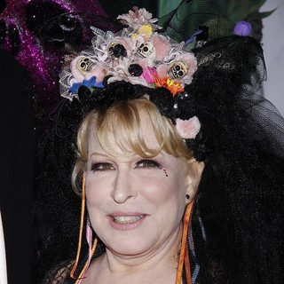 Bette Midler's Annual Hulaween Gala to Benefit The New York Restoration Project - Arrivals - bette-midler-hulaween-01