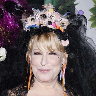 Bette Midler's Annual Hulaween Gala to Benefit The New York Restoration Project - Arrivals - bette-midler-hulaween-03