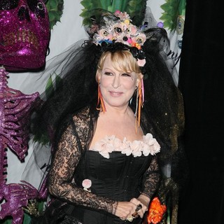 Bette Midler's Annual Hulaween Gala to Benefit The New York Restoration Project - Arrivals - bette-midler-hulaween-04
