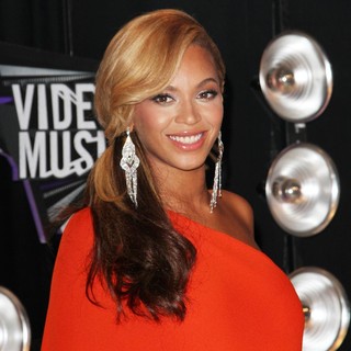 Beyonce Knowles in 2011 MTV Video Music Awards - Arrivals