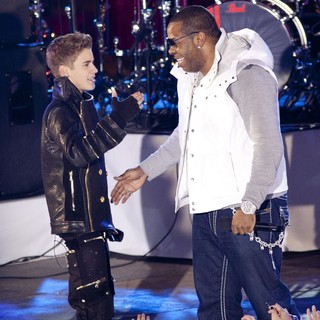Justin Bieber, Busta Rhymes in Justin Bieber and Busta Rhymes Perform for The Pre-Taping of The Rockefeller Center Christmas