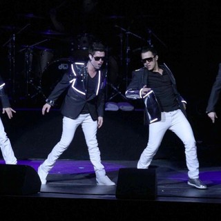 Big Time Rush in 102.7 KIIS FM's Jingle Ball 2011 - Show - big-time-rush-102-7-kiis-fm-s-jingle-ball-2011-show-04