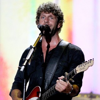 Billy Currington in 2010 CMA Music Festival Nightly Concerts - Day 3 - billy-currington-2010-cma-music-festival-nightly-concerts-day-3-06