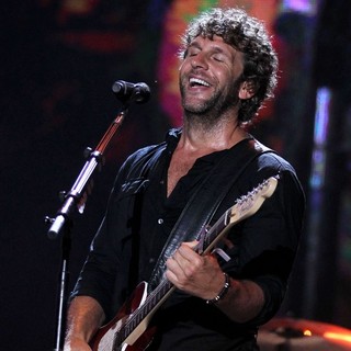 Billy Currington in 2010 CMA Music Festival Nightly Concerts - Day 3 - billy-currington-2010-cma-music-festival-nightly-concerts-day-3-07