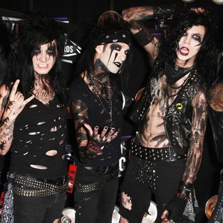 Black Veil Brides in 2011 MTV Video Music Awards - Arrivals - black-veil-brides-2011-mtv-vmas-01