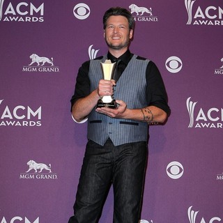 Blake Shelton in 2012 ACM Awards - Press Room