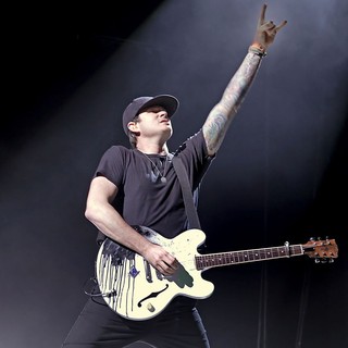 Tom DeLonge, Blink-182 in Blink-182 Performing Live