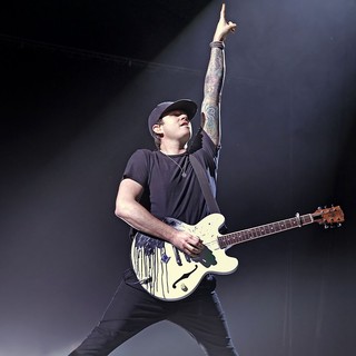 Tom DeLonge, Blink-182 in Blink-182 Performing Live